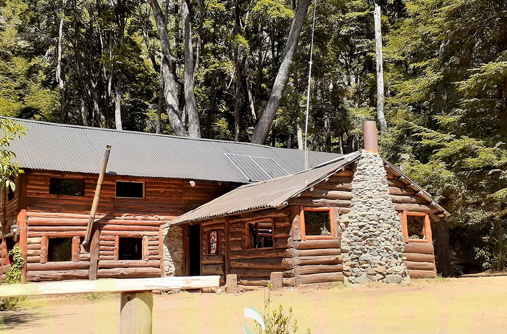 Instalación de sistema solar fotovoltaico en refugio de montaña
